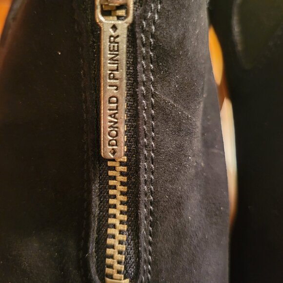 The Donald J Pliner Black, Pointy Toe, Front Zip Ankle Boots *** - Picture 4 of 7